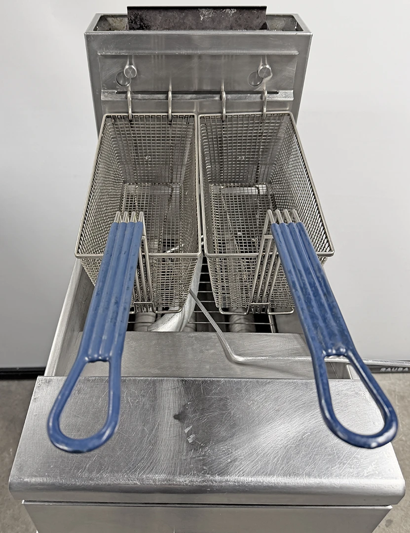 Pitco SGC Natural Gas 35lb Countertop Fryer with Millivolt Controls 60,000 BTU "A" - Image 2