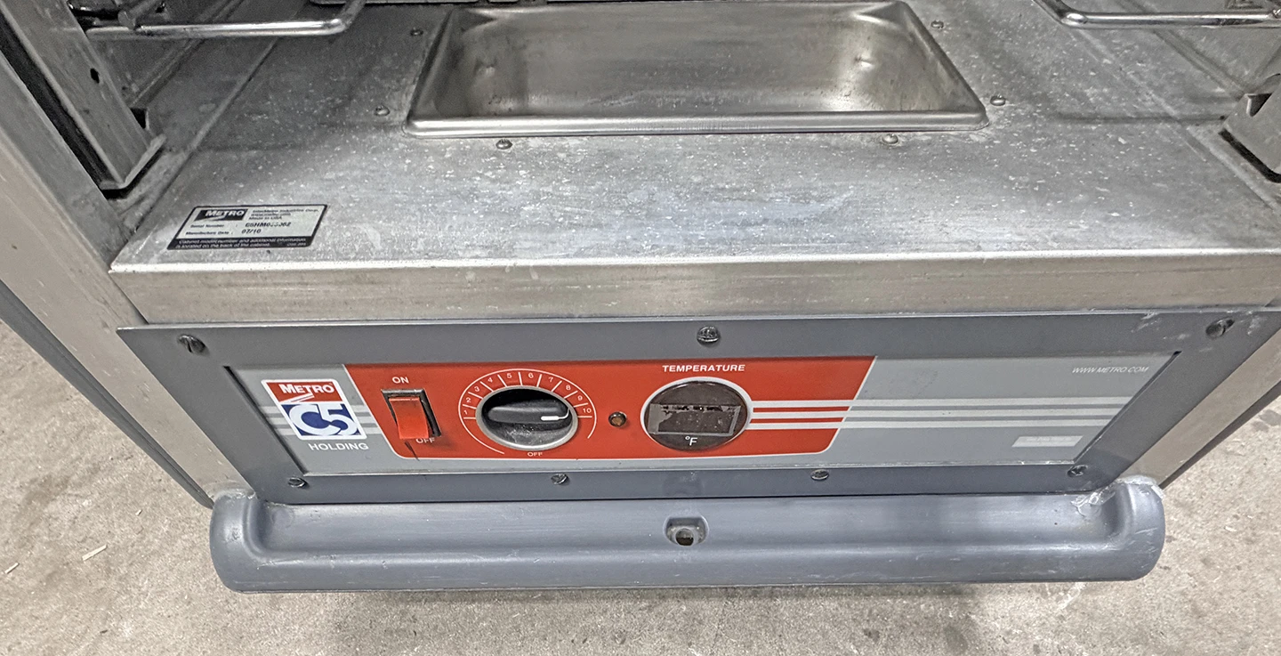 Metro C537-HFC-U 3/4 Height Heated Holding Cabinet with Universal Wire Pan Slides - Image 4