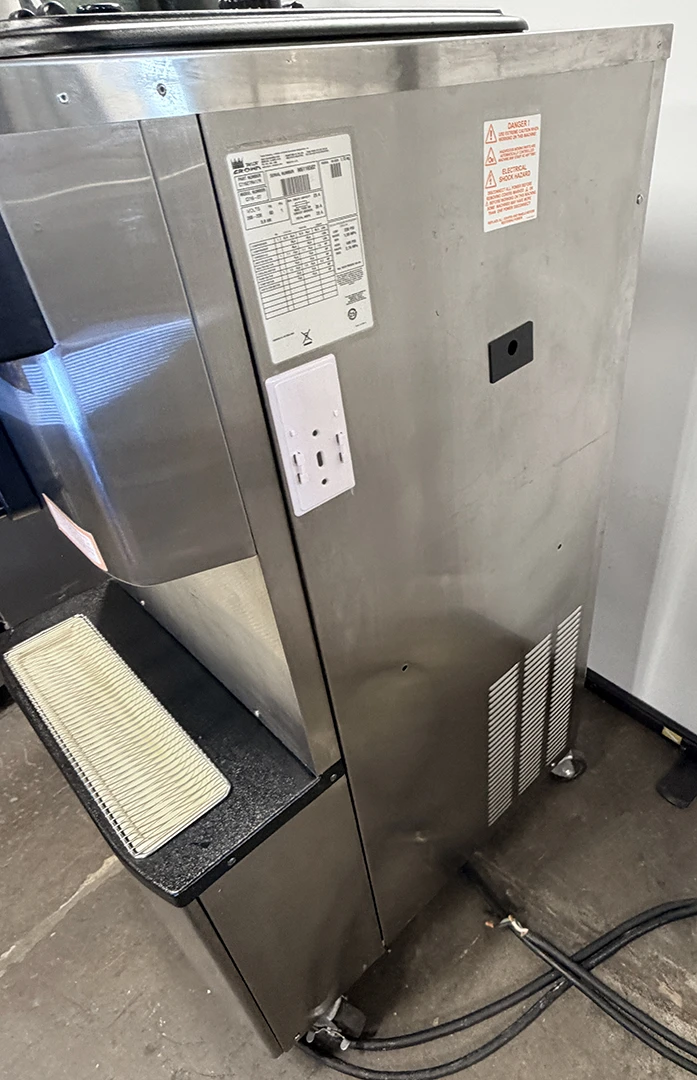 Taylor C716-33 Soft Serve Frozen Yogurt Ice Cream Machine 1 Phase Water Cooled - Image 2