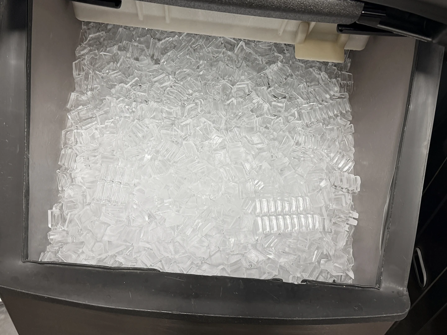 Manitowoc Ice QY-0324A 22" Q-Series Half Cube Ice Machine Head 320 lb 22" S320 Ice Bin - Image 3