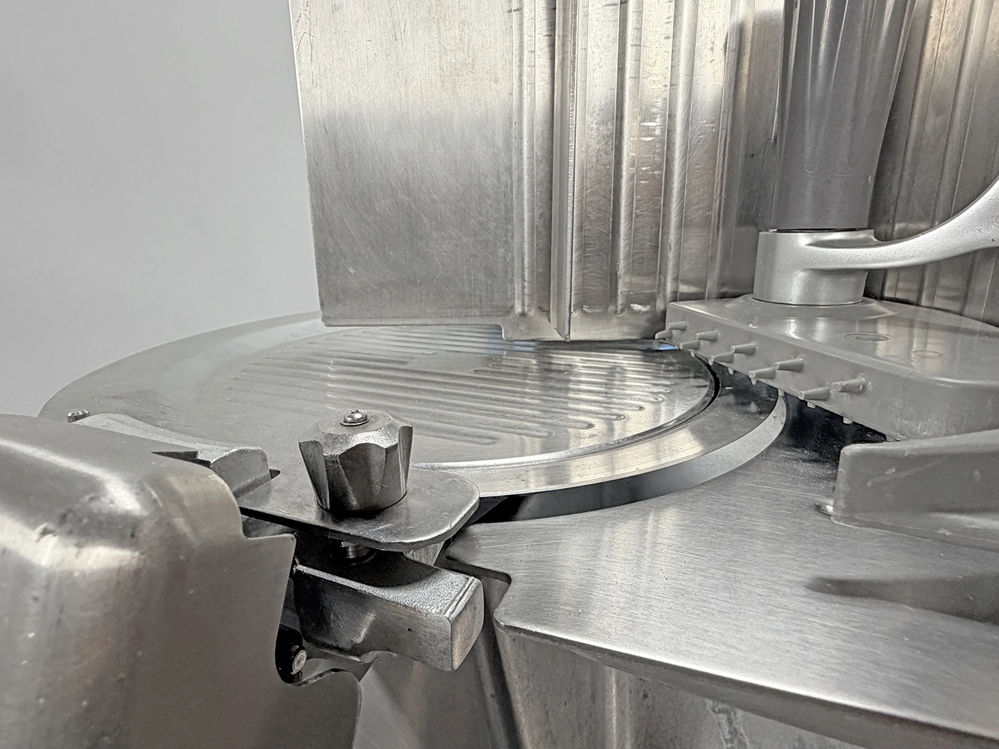 Hobart 2712 Automatic Meat/Cheese Slicer with Sharpener - Image 6