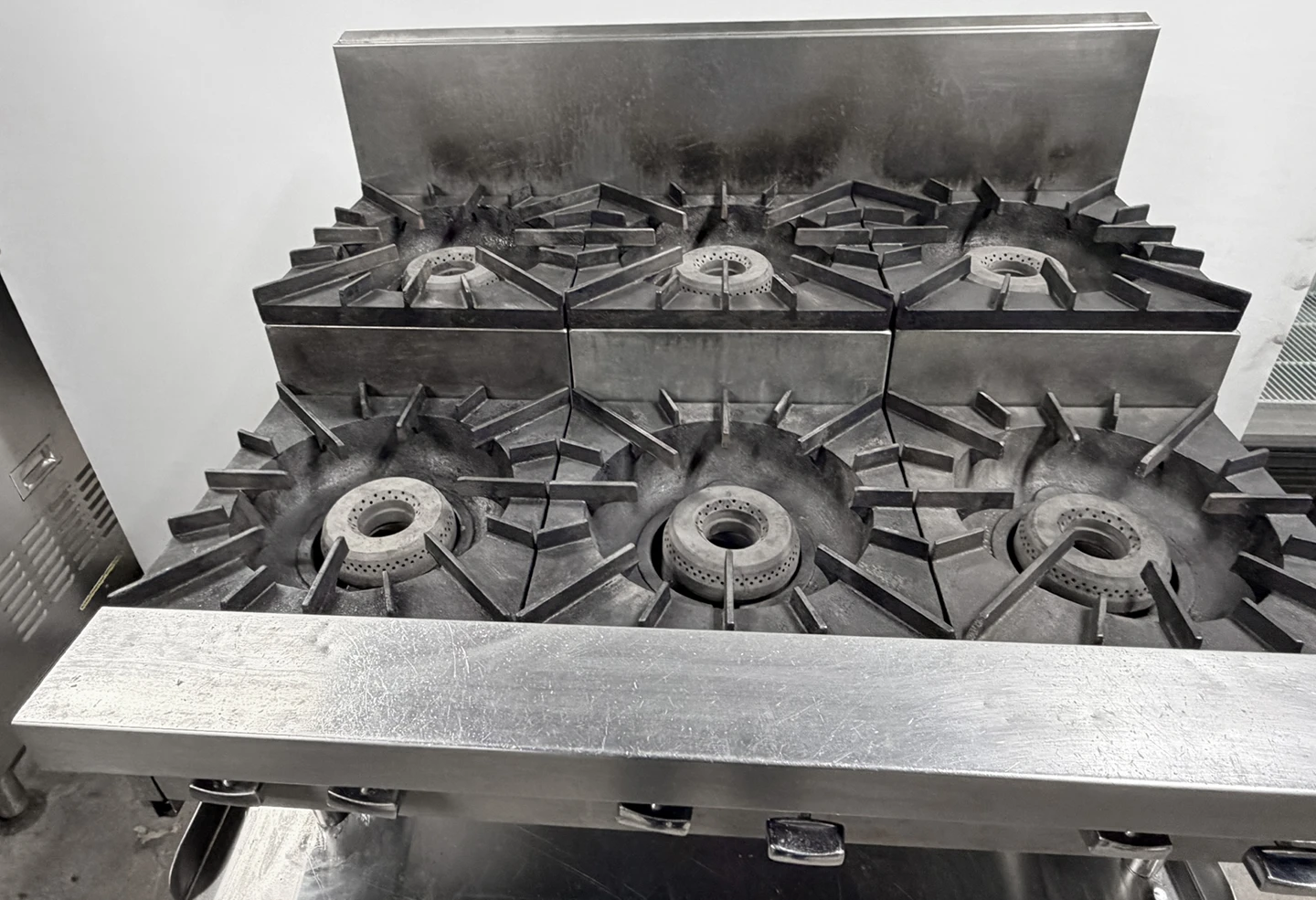 Vulcan VHP636U Achiever 36" Countertop 6 Burner Step-Up Gas Hotplate Natural Gas - Image 2