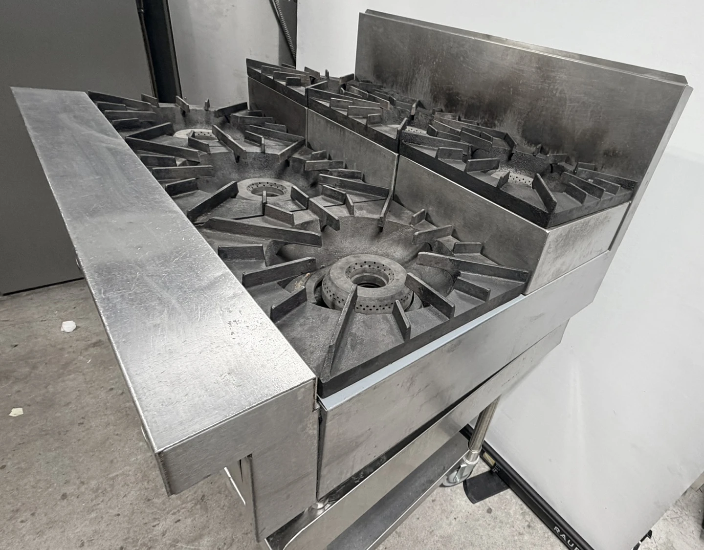 Vulcan VHP636U Achiever 36" Countertop 6 Burner Step-Up Gas Hotplate Natural Gas - Image 5