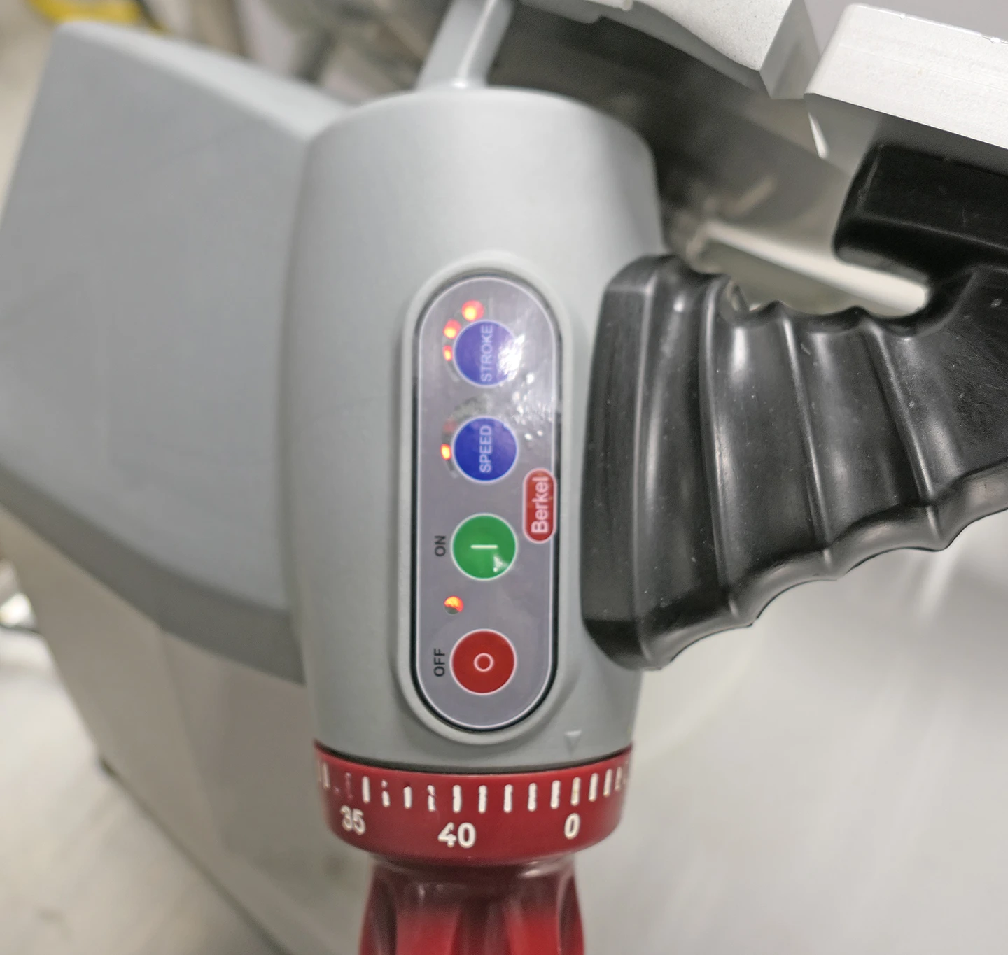 Berkel X13AE 13" 1/2 HP Professional Series Automatic or Manual Slicer - Image 3