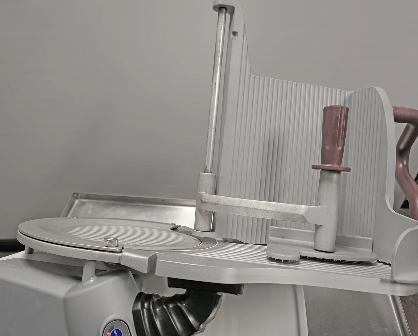 Berkel X13AE 13" 1/2 HP Professional Series Automatic or Manual Slicer - Image 5